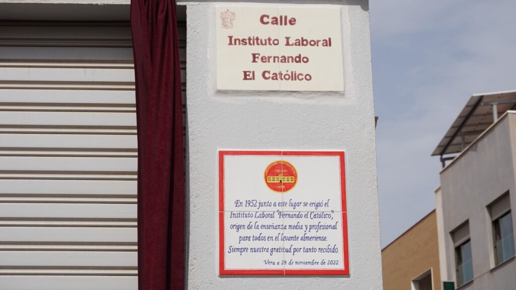Descubrimiento placa y azulejo de calle Instituto Laboral “Fernando el Católico”